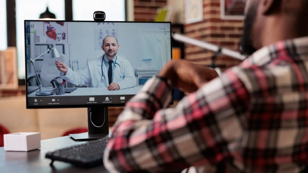 Profesional de salud atendiendo a distancia a una persona en su lugar de trabajo