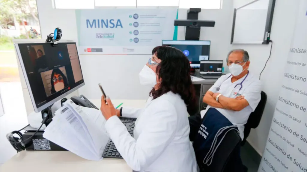 Profesional de salud participando en una teleconsulta en Perú