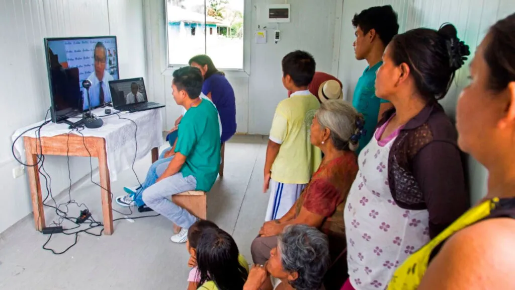 Paciente en una zona rural recibiendo atención médica mediante telemedicina