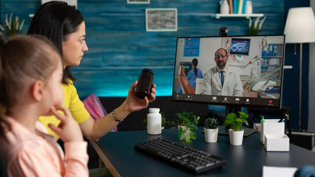 Mujer y niña participan en una videollamada con un profesional de salud