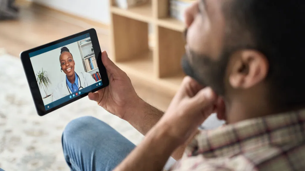 Paciente conversa con una profesional de salud mediante una tableta