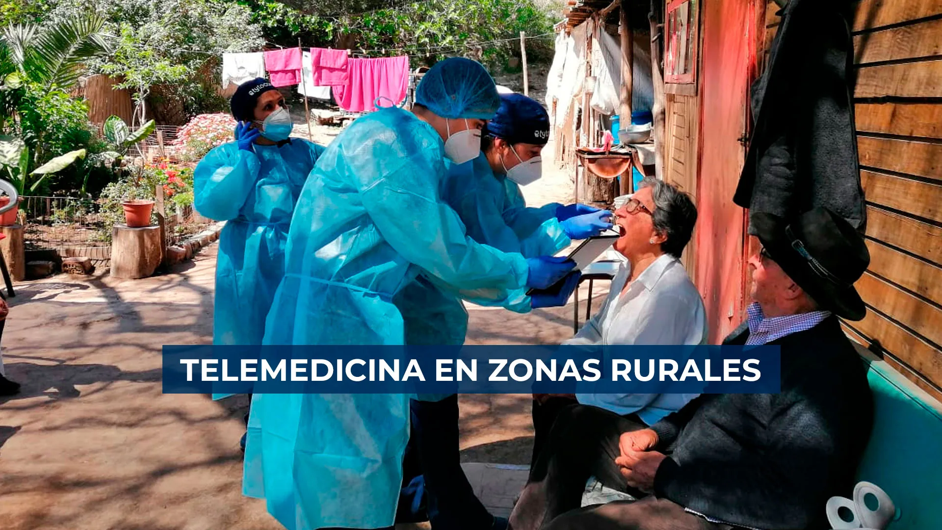 Paciente en una zona rural recibiendo atención médica mediante telemedicina