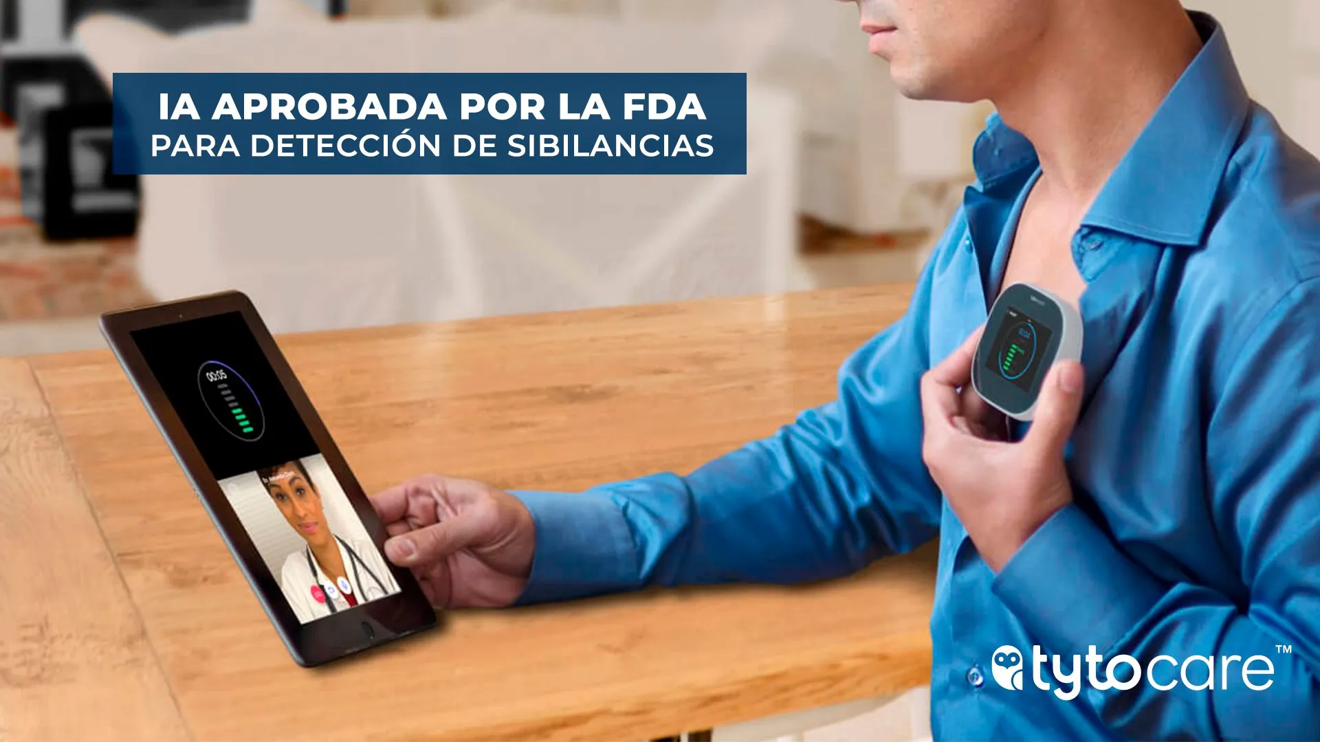 Paciente utilizando TytoCare durante un examen pulmonar remoto