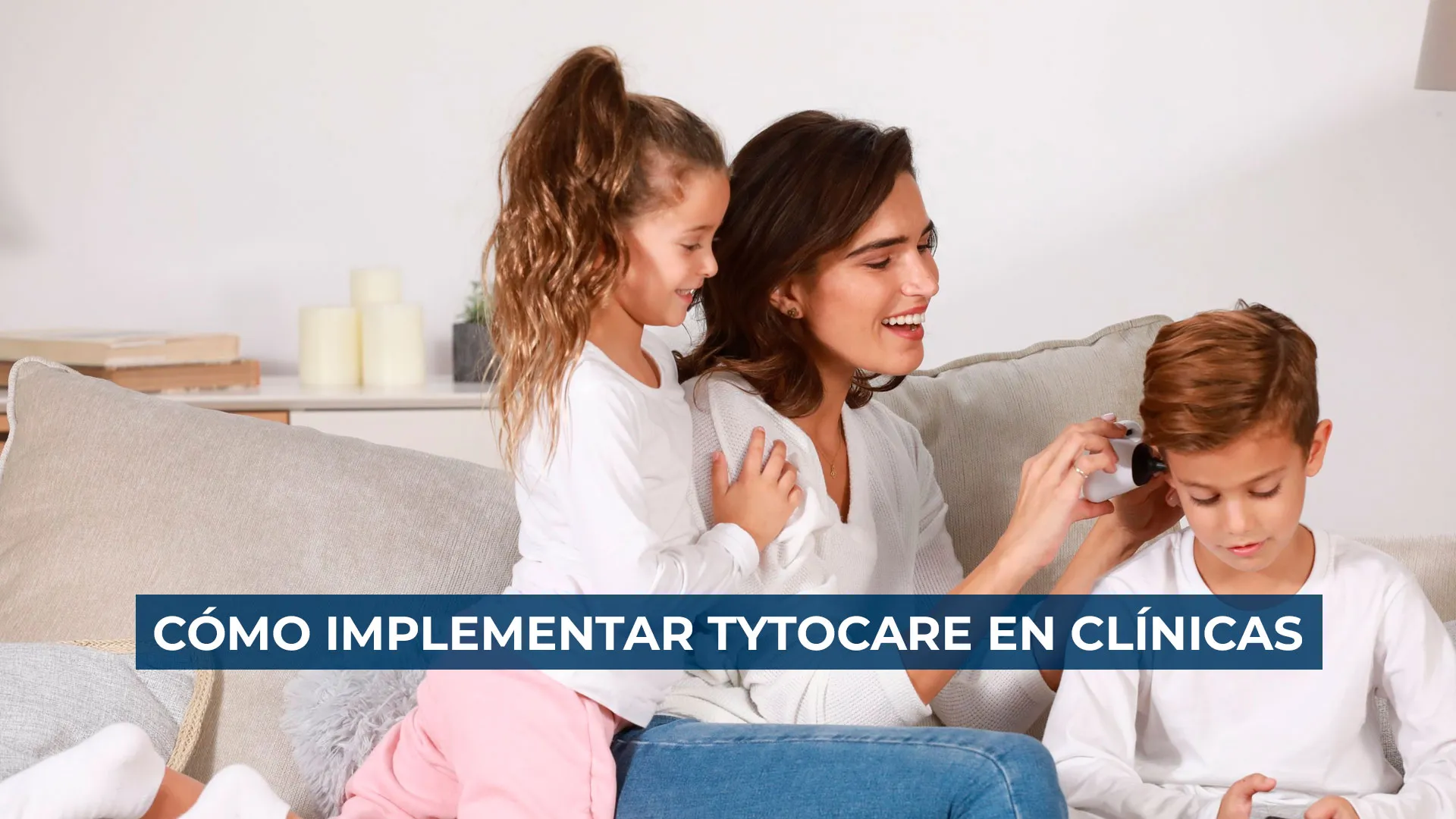 Profesional de salud usando una plataforma de telemedicina en una clínica