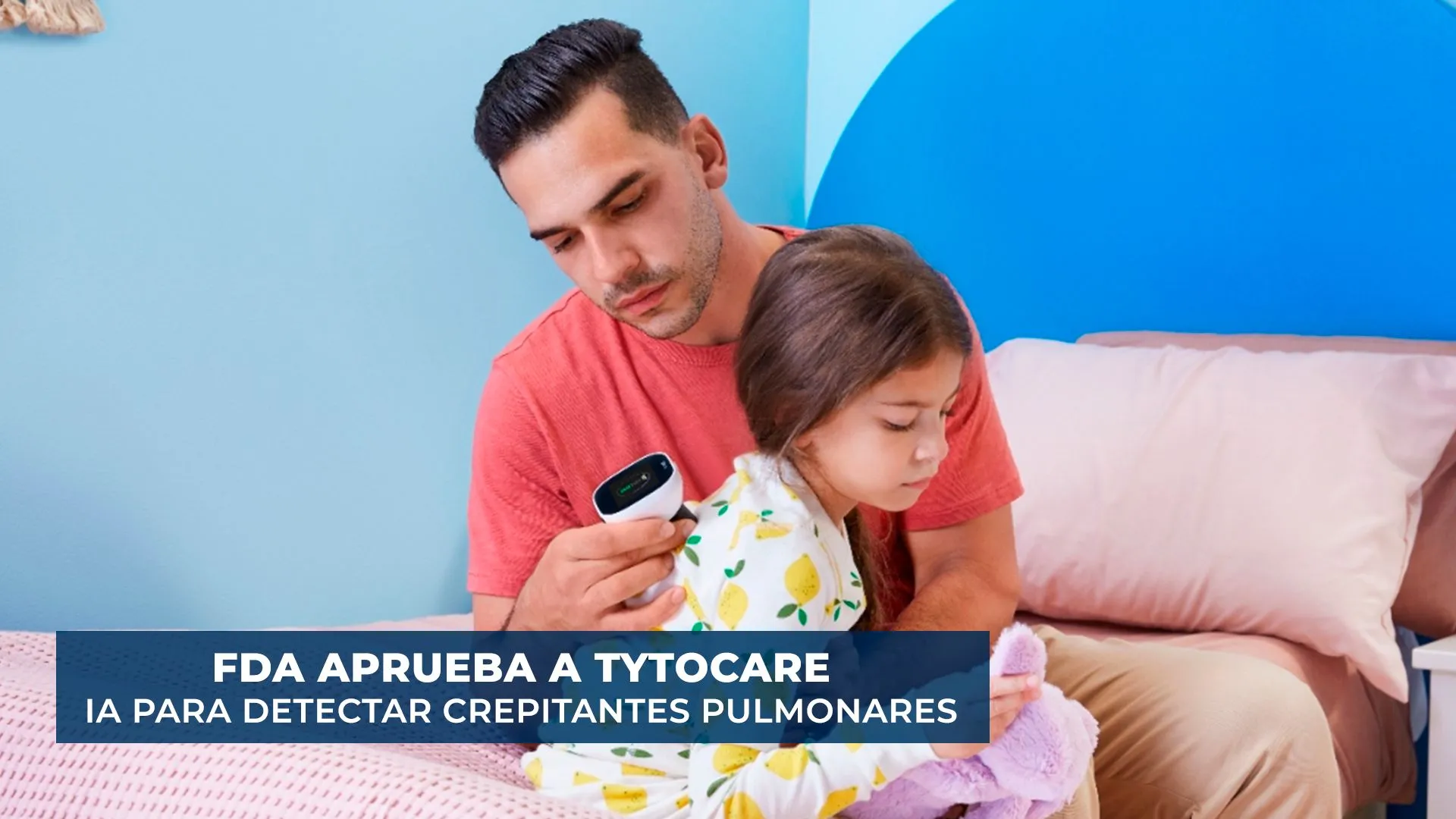 Padre utilizando TytoCare con su hija durante un examen remoto