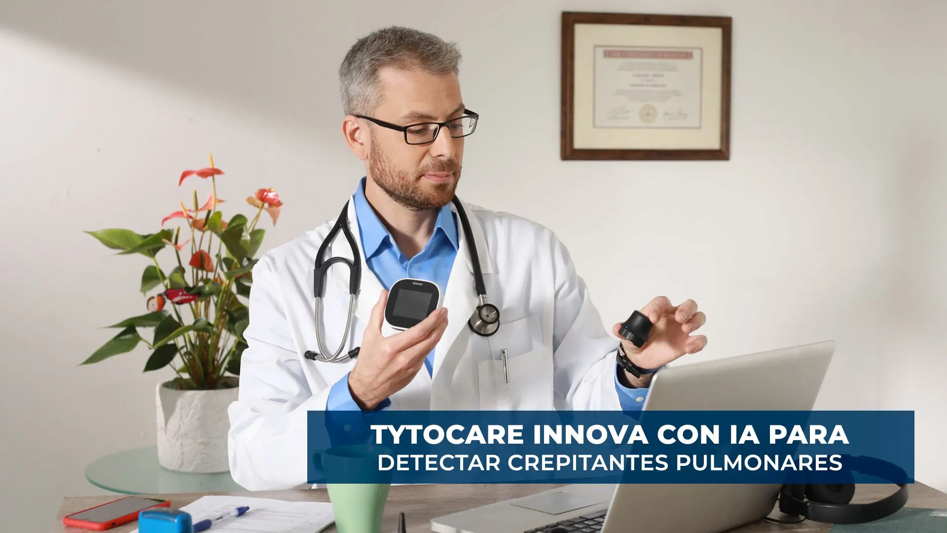 Profesional revisando en una tableta un examen remoto con TytoCare