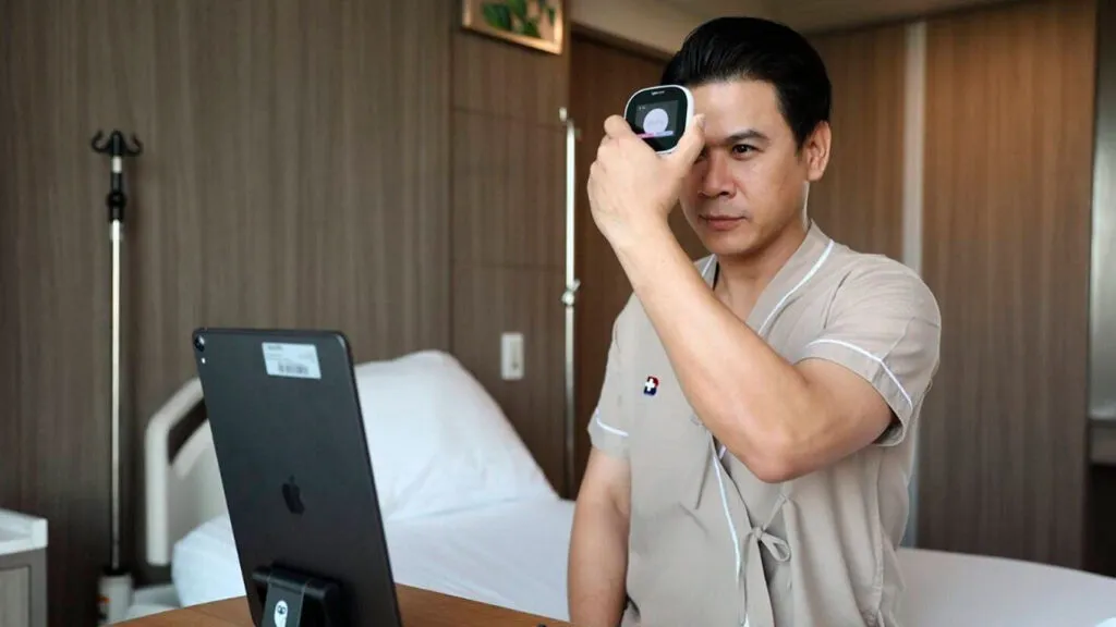 Paciente utiliza TytoCare para medir la temperatura frente a una tableta