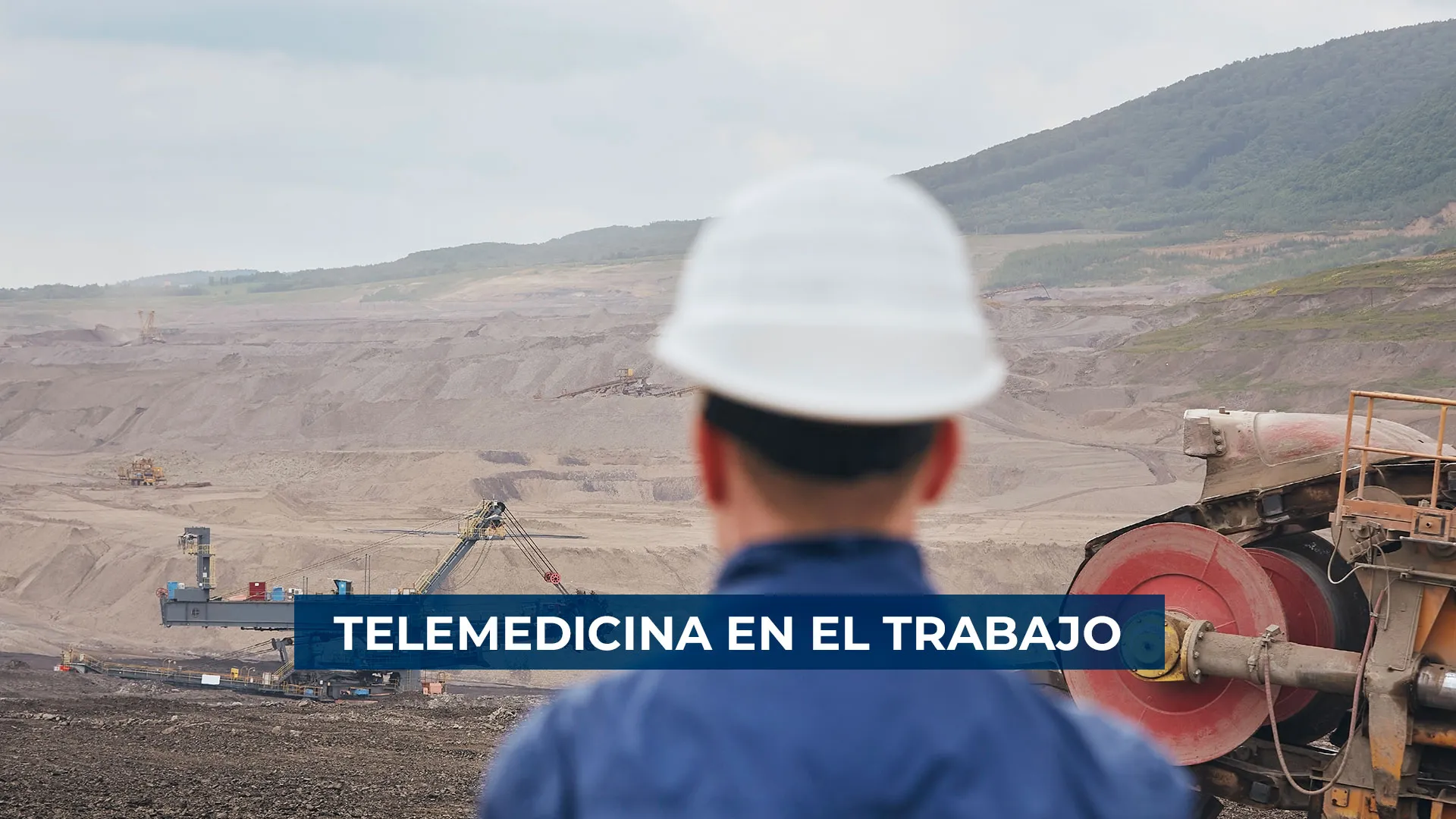 Profesional de salud atendiendo a distancia a una persona en su lugar de trabajo