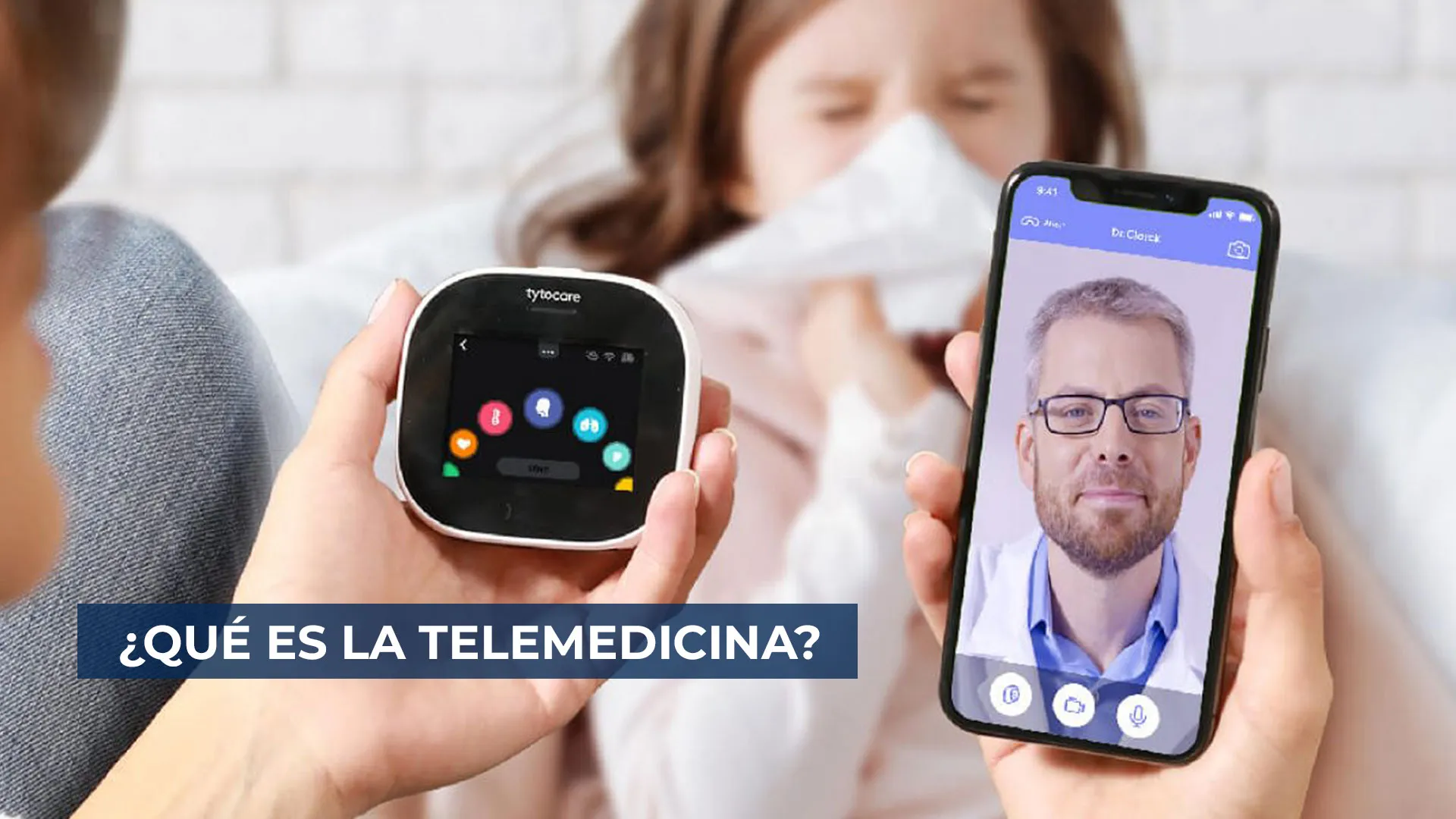 Profesional de salud atendiendo a una paciente mediante telemedicina
