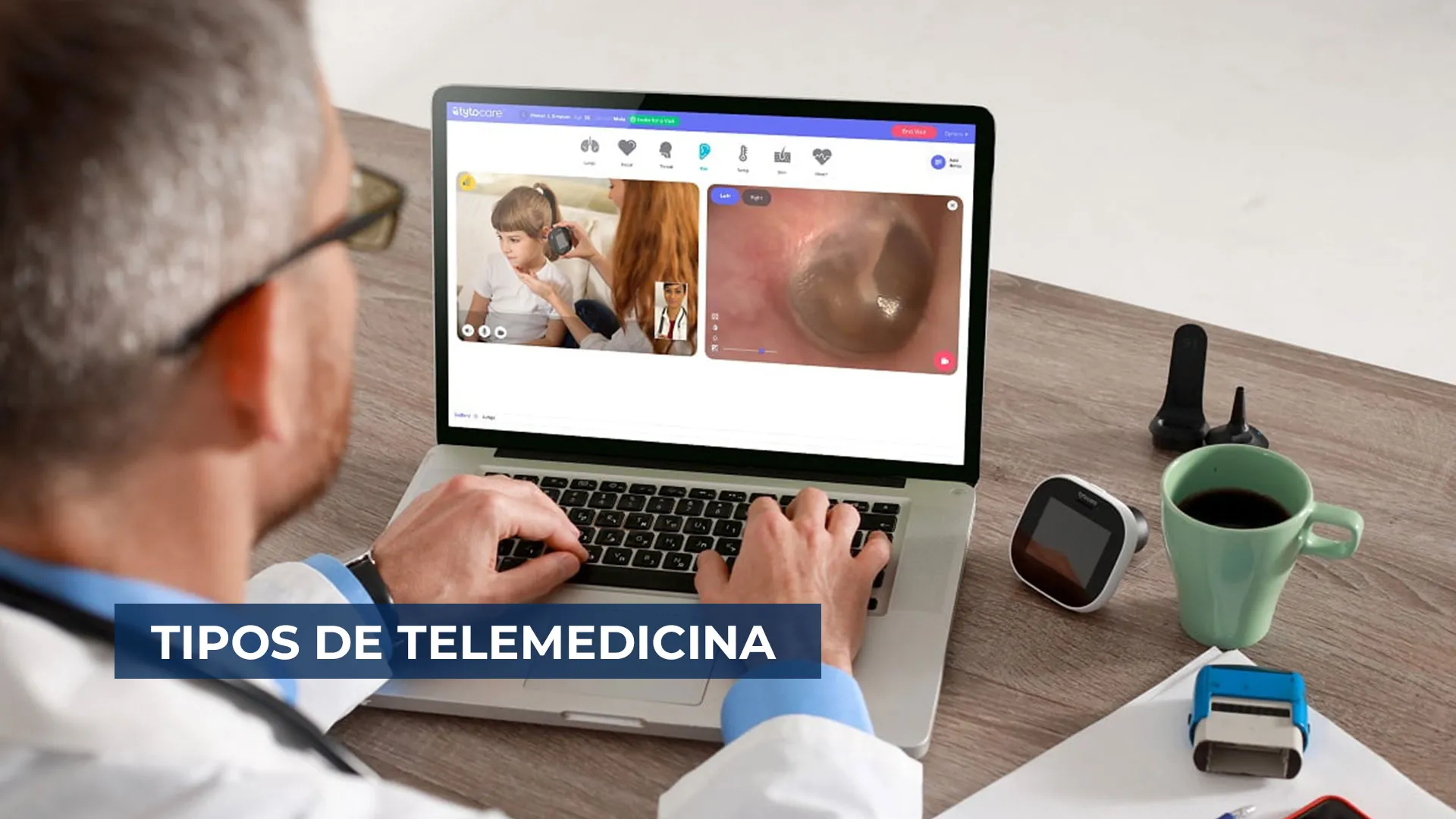 Médico realizando una teleconsulta desde una computadora