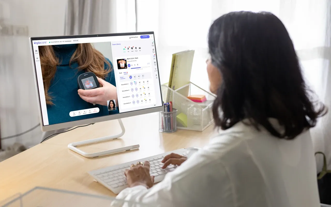 Médica revisa en una pantalla la captura de un examen de oído realizado a distancia con TytoCare.