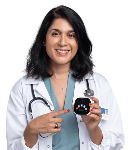 Doctora mostrando el dispositivo TytoCare