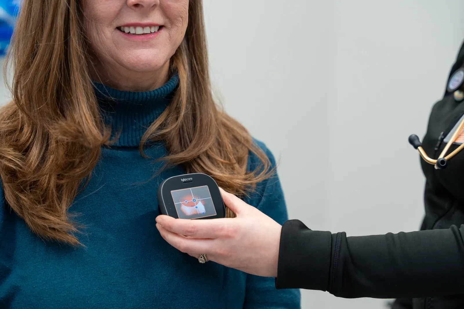 Profesional utiliza un dispositivo TytoCare durante la atención