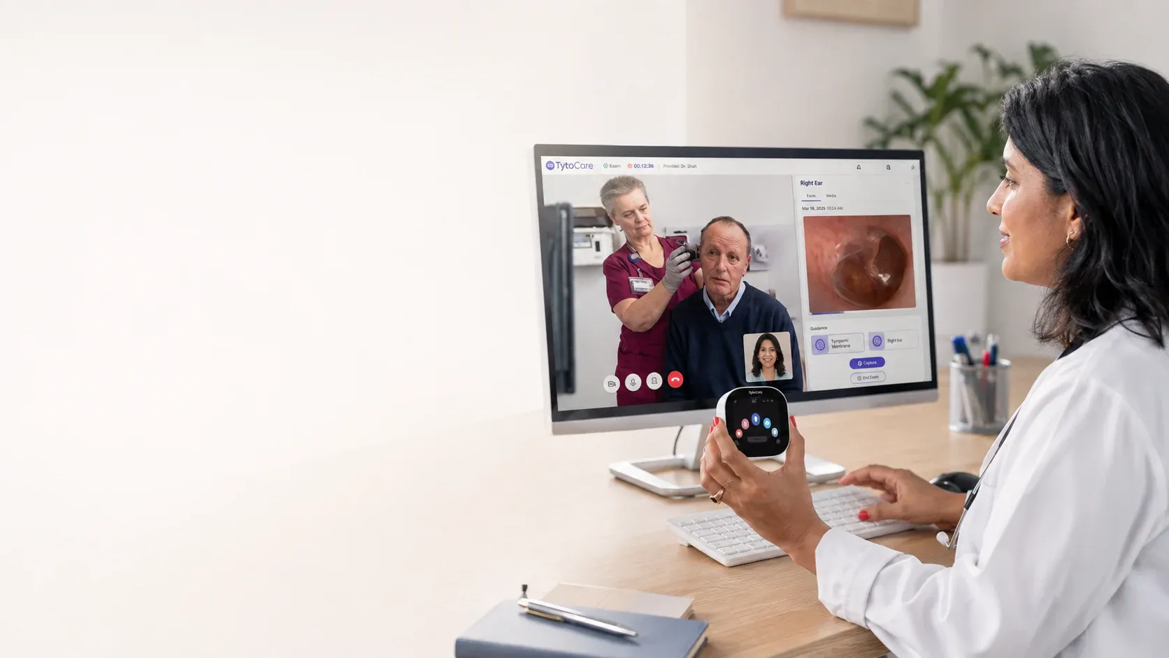 Profesional revisa en pantalla un examen de oído realizado a distancia con TytoCare.