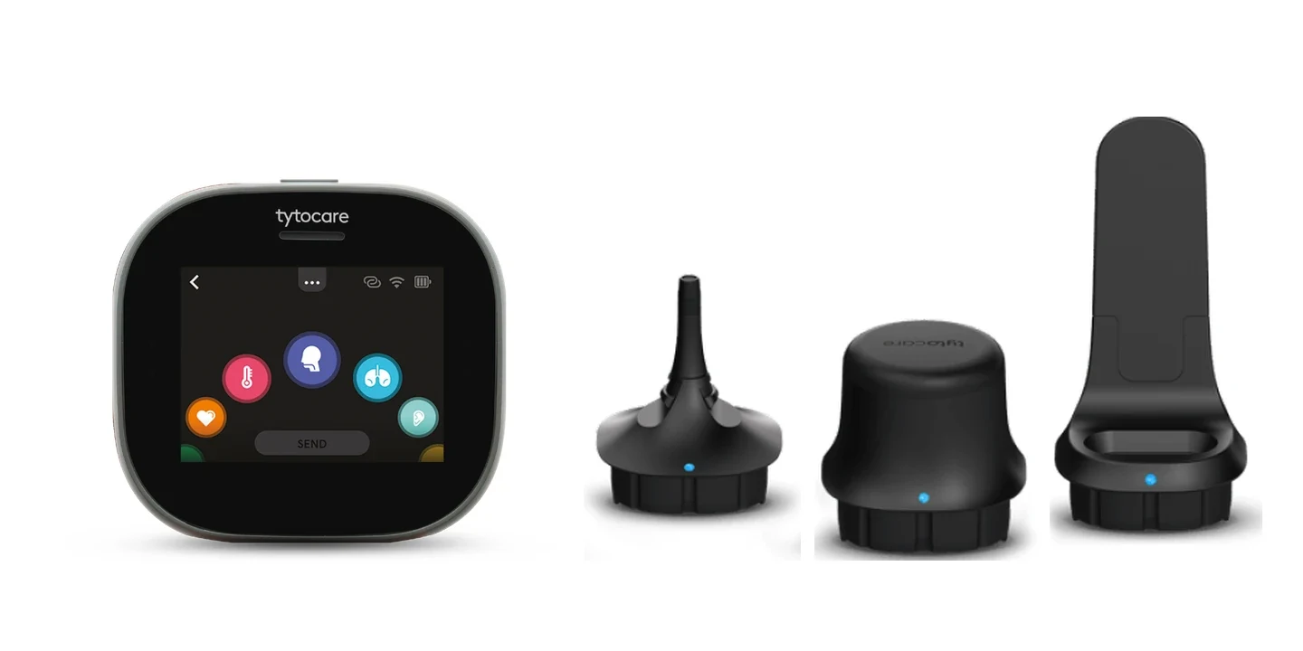 Un dispositivo TytoHome junto a tres accesorios para examen físico remoto
