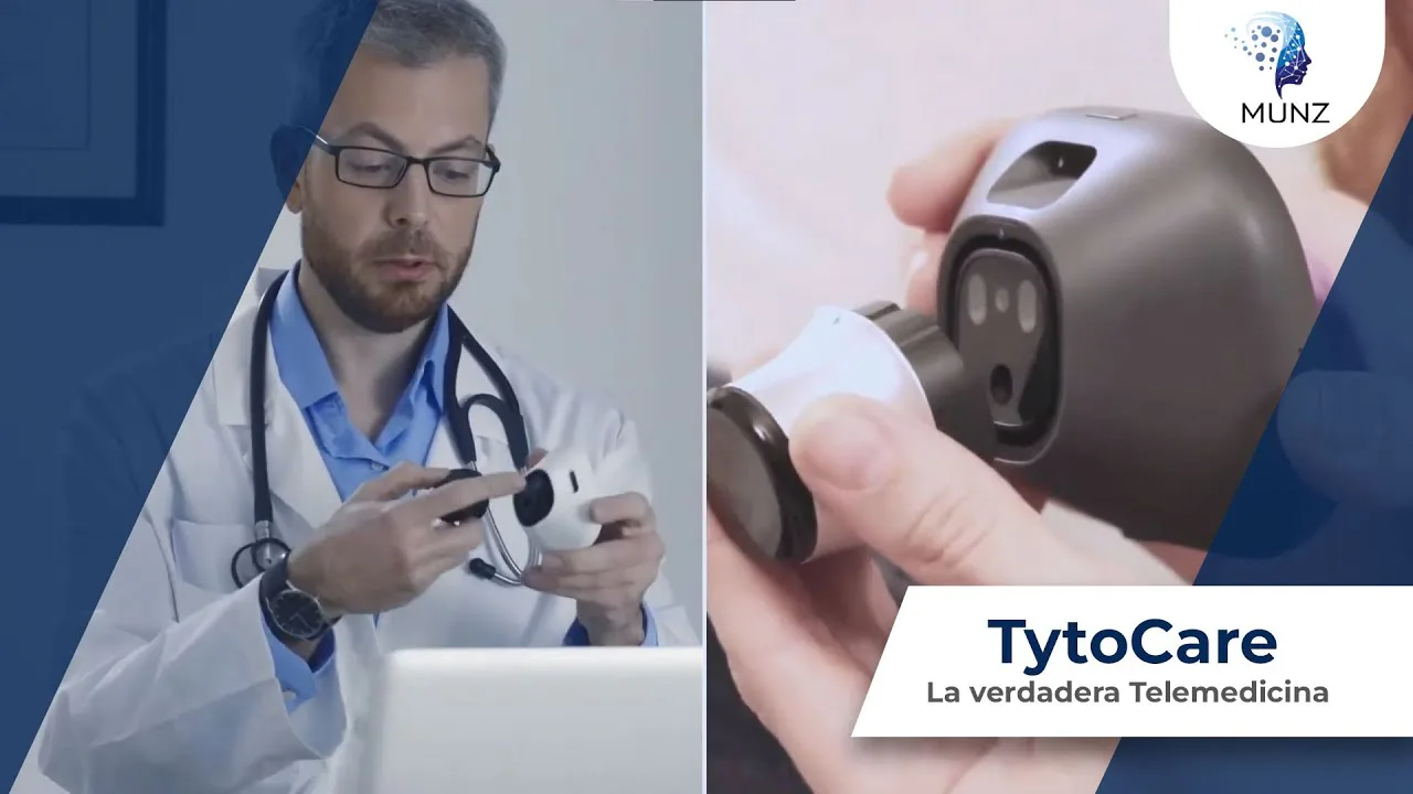 Profesional de salud mostrando el dispositivo TytoCare para telemedicina clínica