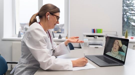Médico en teleconsulta estándar dependiendo del relato del paciente sin examen físico