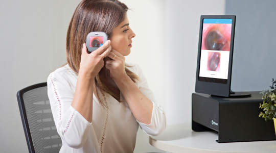 Paciente realizando examen médico remoto real con dispositivo TytoCare certificado FDA