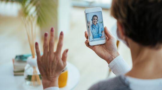 Paciente usando videollamada médica sin examen clínico real